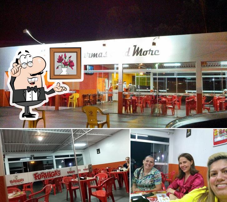 O interior do Formigas Shawarmas