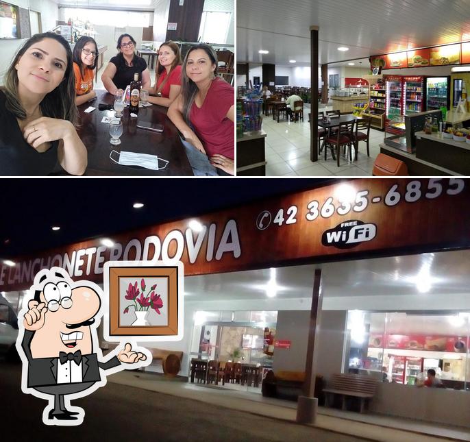 Sente em uma das mesas no Restaurante Rodovia