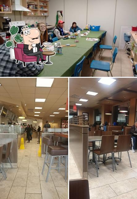 La photo de la intérieur et table à manger de Tim Hortons’s