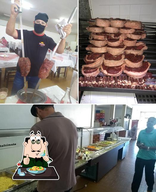 A foto do Churrascaria e Restaurante Fogo de Chão’s comida e interior