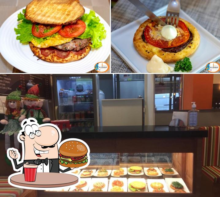 Peça um hambúrguer no Ali Ababua Esfiharia Artesanal