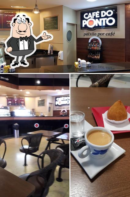 A imagem da interior e comida no Café Do Ponto
