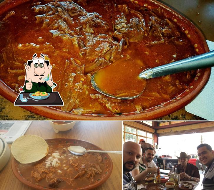 Еда и барная стойка в BIRRIERIA SAN LUIS SOYATLAN “ La mejor birria de México”