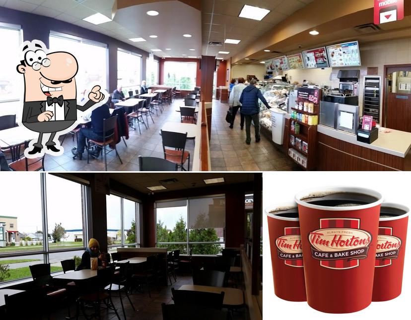 Jetez un coup d’oeil à la photo affichant la intérieur et nourriture concernant Tim Hortons