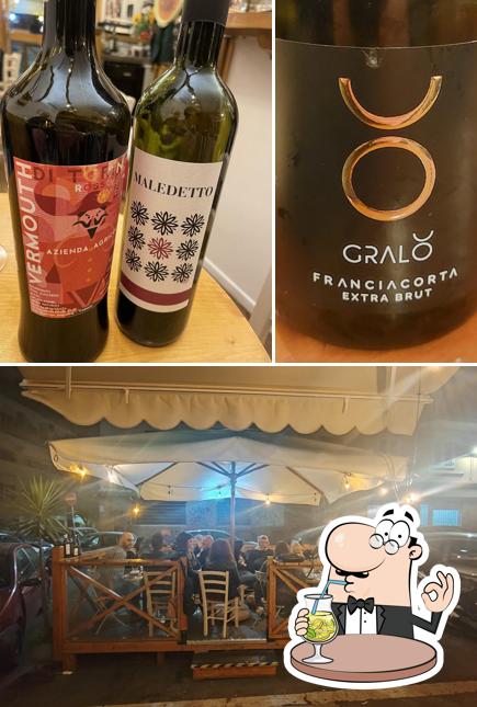 La immagine di bevanda e esterno da Enoteca Vite