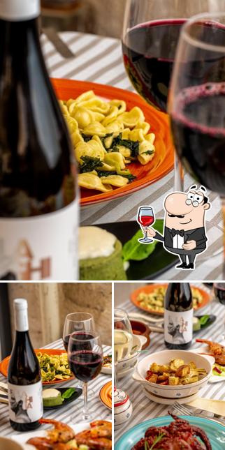 Goditi un bicchiere di vino a Dal Barese