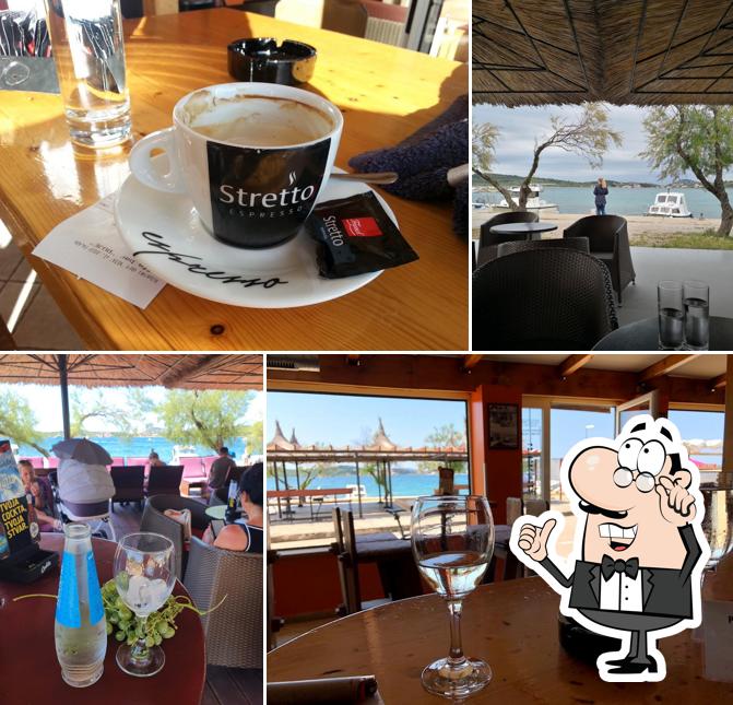 Siediti a un tavolo di Beach Bar Duje