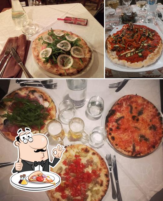 Scegli una pizza a Pizzeria Trattoria Antichi Sapori Con Forno A Legna E Cucina Tipica