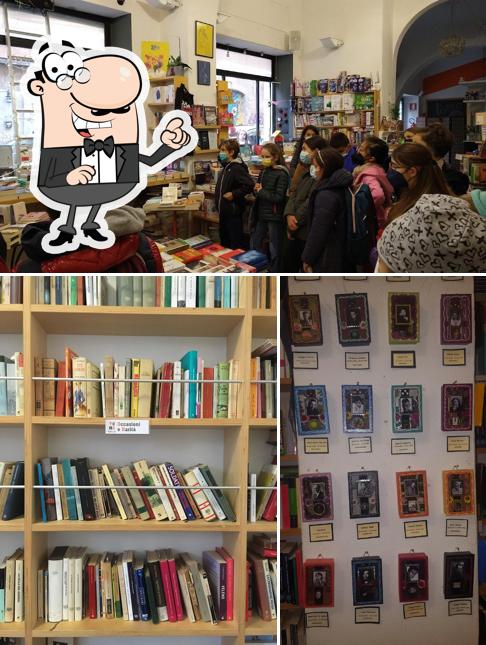 Gli interni di TOMO Libreria Caffè