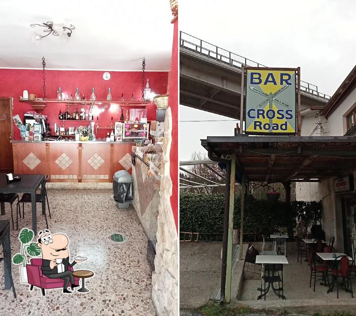 Crossroad bar