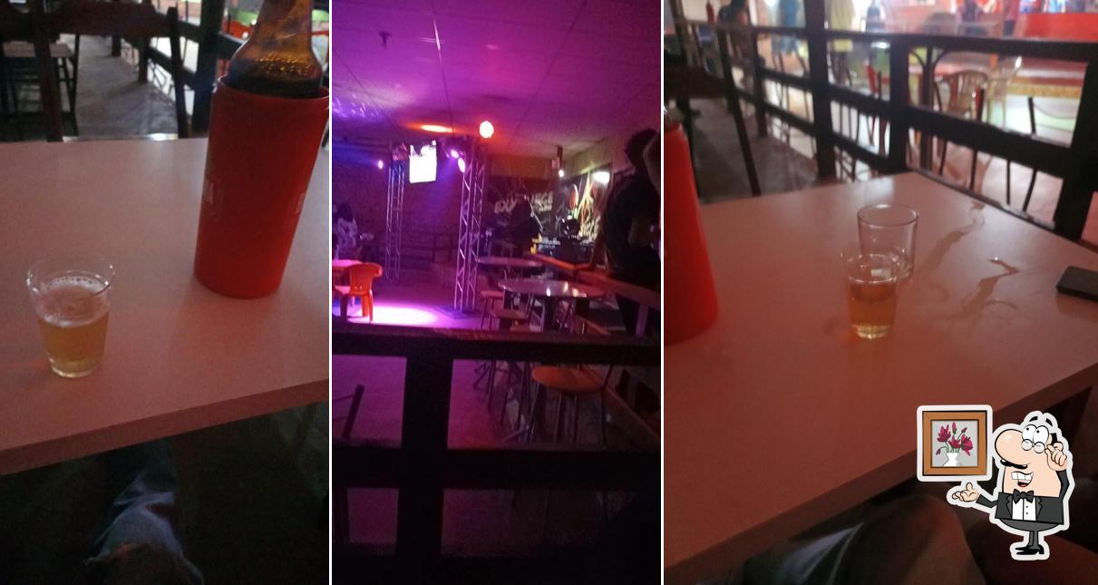 Sente em uma das mesas no Exxquece Loung Bar