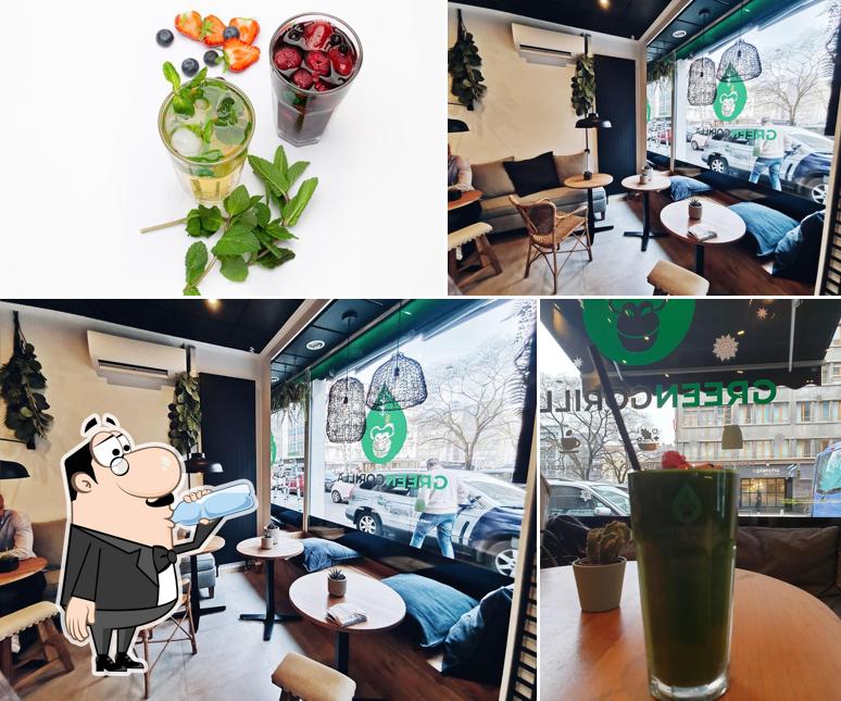 Tra le varie cose da Green Gorilla Café si possono trovare la bevanda e interni
