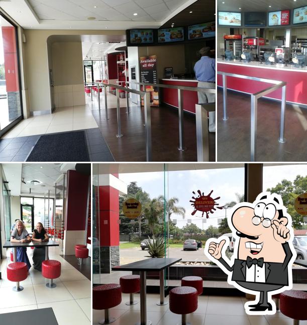 Installez-vous à l'une des tables de KFC Selcourt