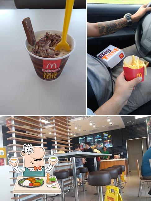 A imagem da comida e interior no McDonald's - Wanel Ville