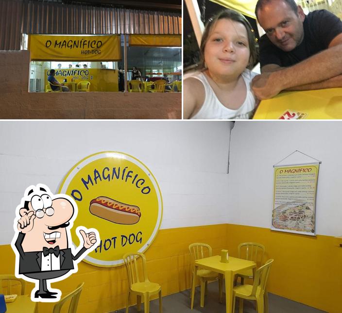 Sente em uma das mesas no O Magnífico Hot Dog