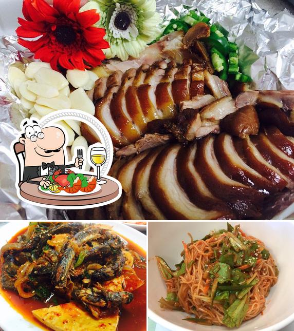 Попробуйте блюда с морепродуктами в "Si Gol Korean Restaurant"