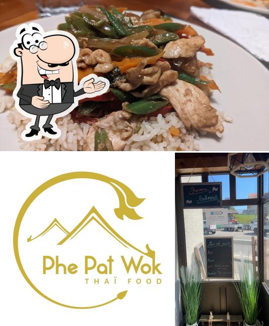 Regarder la photo de Phe Pat Wok Thaï Food