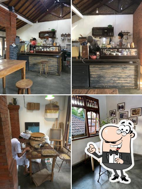 Old Friends Coffee --Bali Coffee Farmer & Roaster is distinguished by interior and food