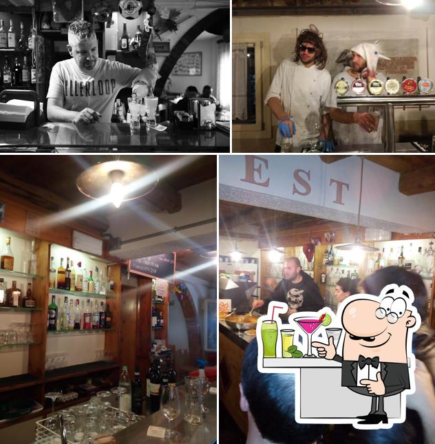 La foto della bancone da bar e tavolo da pranzo di Osteria all'Alpino da Tormena