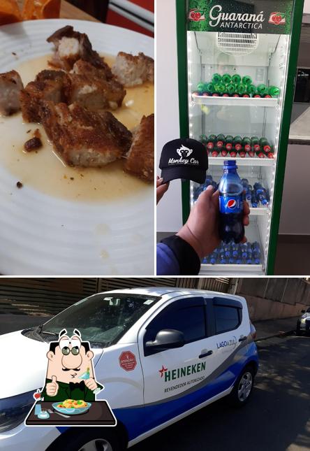 A comida e exterior do restaurante