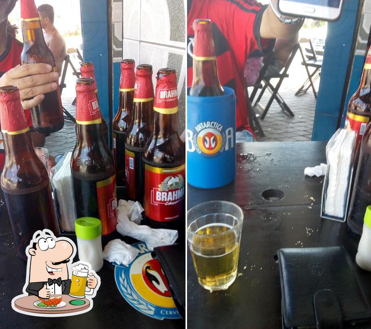 Desfute uma tulipa de cerveja leve ou escura