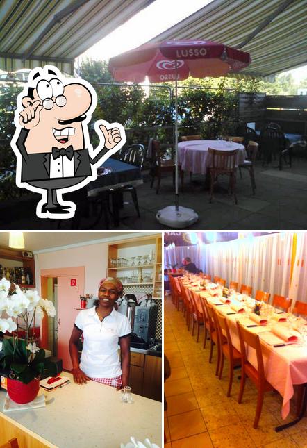 Tra le diverse cose da Café-Restaurant des Moulins si possono trovare la interni e tavolo da pranzo