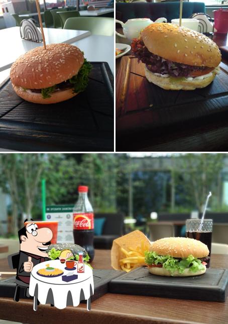 Commandez un hamburger à GRILL PUB