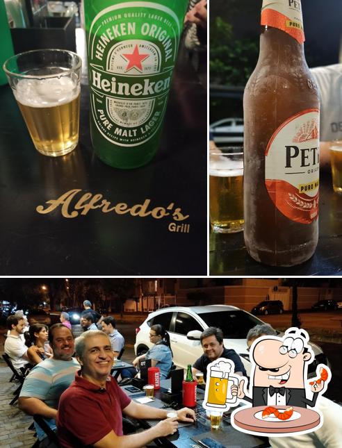 Desfute uma tulipa de cerveja leve ou escura