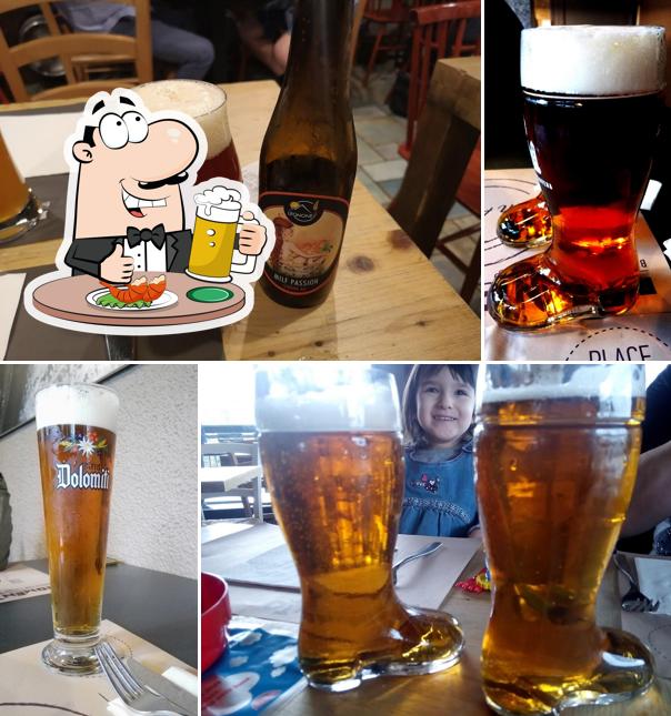 Puoi ordinare un rinfrescante bicchiere di birra chiara o scura