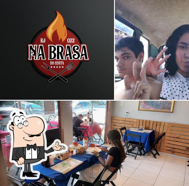 Sente em uma das mesas no Taberna da Lily