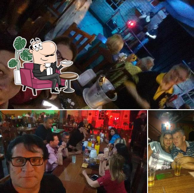 Sente em uma das mesas no Bar do Sogro