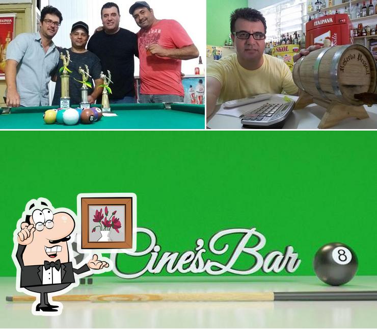 O interior do Cine's Bar