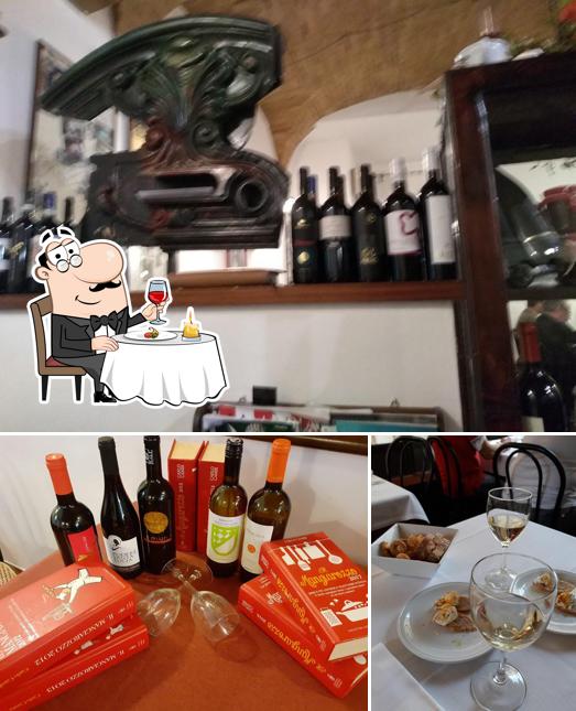 Es ist schön, ein Glas Wein im Osteria dei Fiori zu genießen