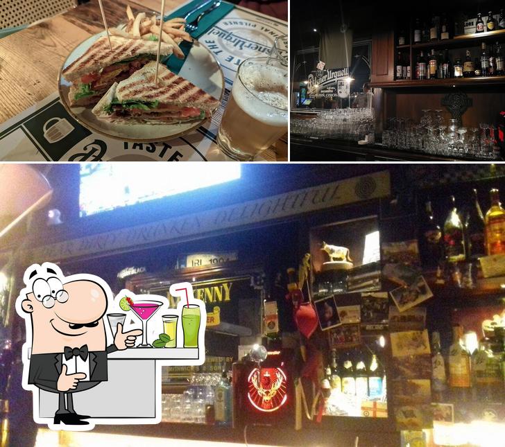 La immagine di bancone da bar e cibo da Mahone’s Restaurant