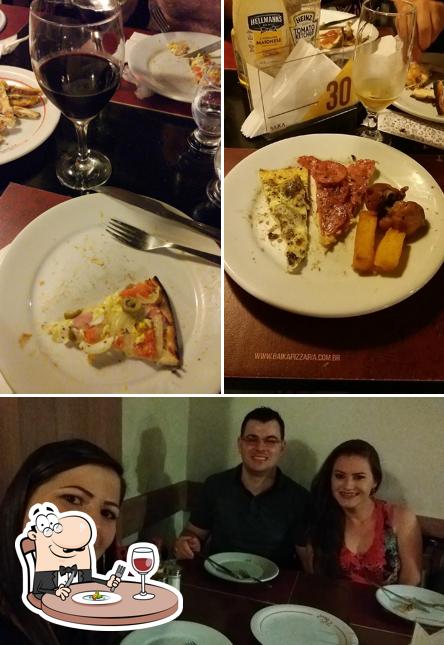 O Baika Pizzaria Carazinho - RS se destaca pelo comida e mesa de jantar