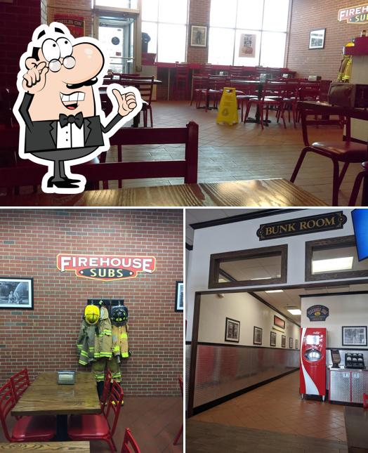 Installez-vous à l'une des tables de Firehouse Subs Kitchener-Fairway Rd