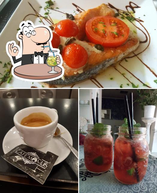 Tra le varie cose da Cafè Momus si possono trovare la bevanda e frutti di mare