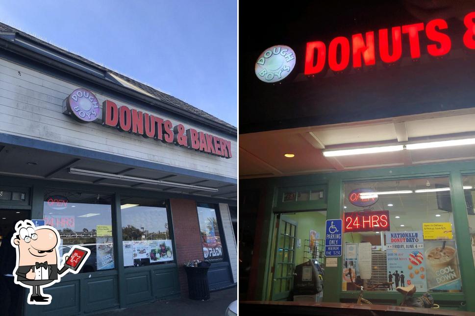 Посмотрите, как "Dough Boy's Donuts & Bakery" выглядит снаружи