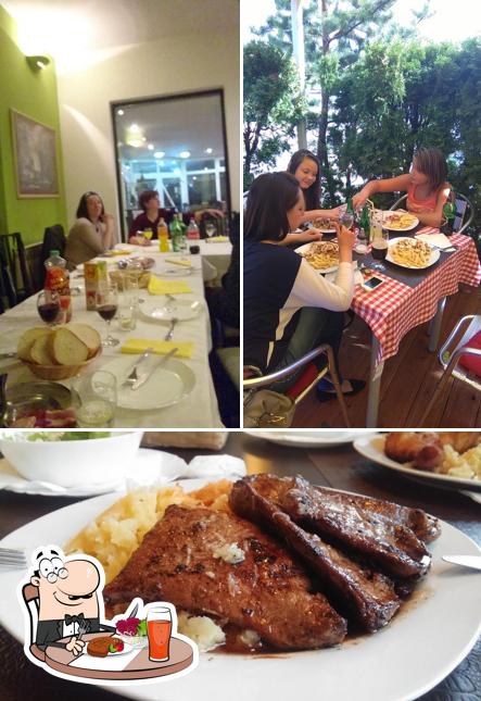 La foto di tavolo da pranzo e cibo da Breza