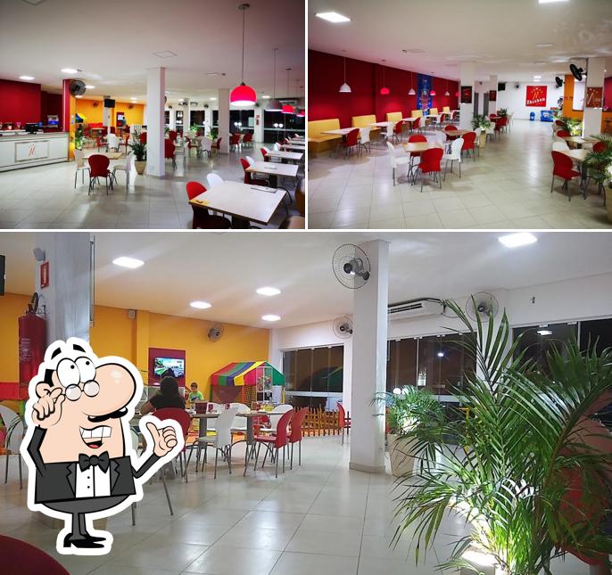 Veja imagens do interior do Mchicken Peruíbe