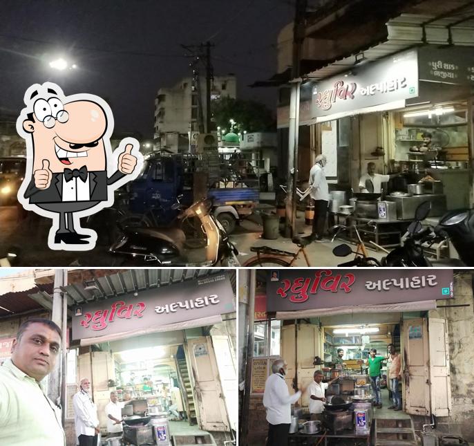 Raghuvir bhajiya house
