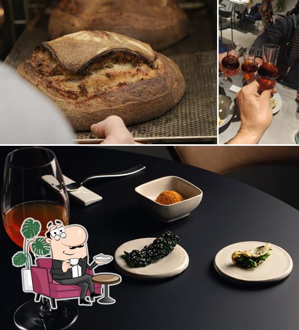 Installez-vous à l'une des tables de Førma contemporary restaurant
