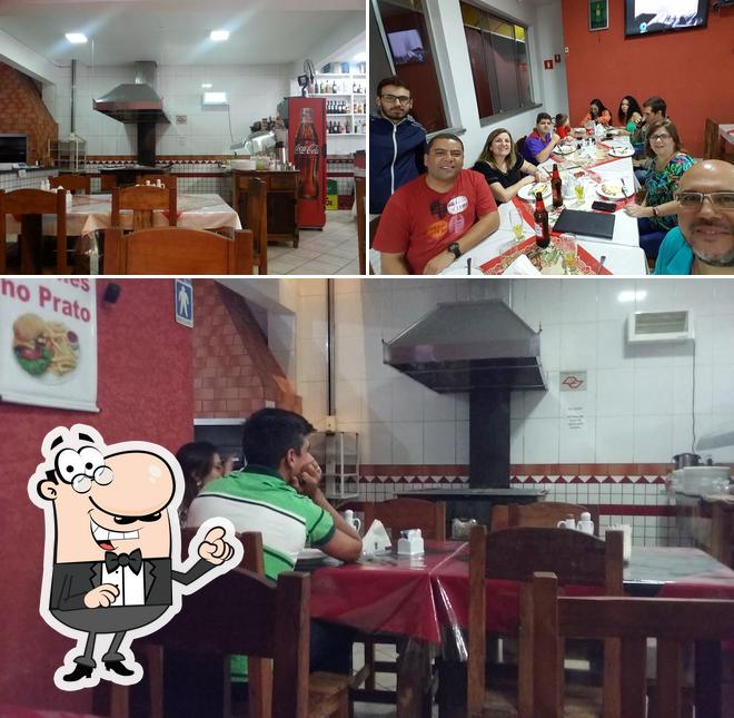 Sente em uma das mesas no Bella Pizza