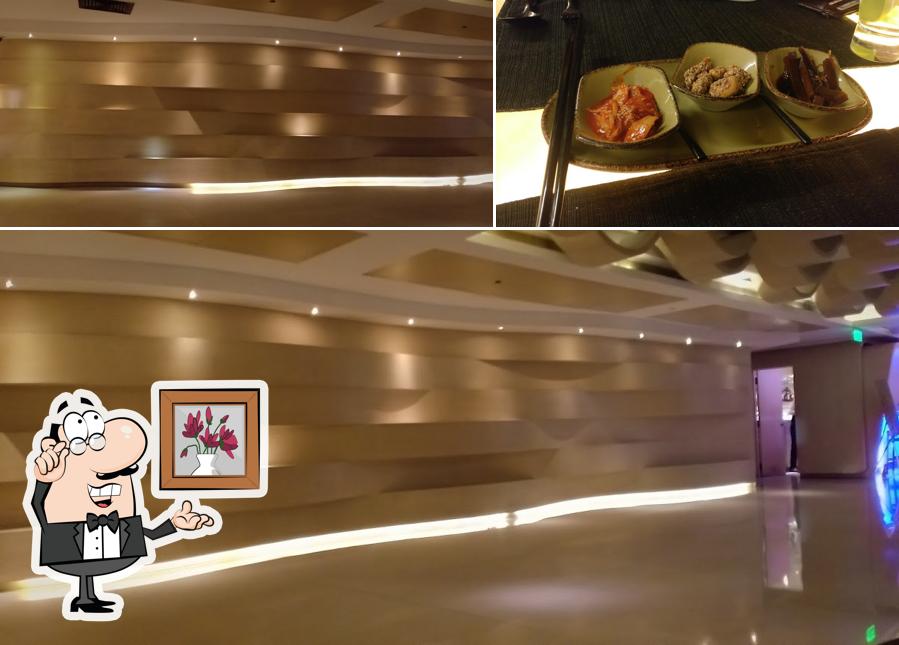 The photo of interior and food at Emperor