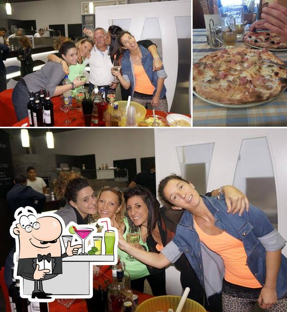 Tra le diverse cose da Pizzeria Ristorante Griglieria A' Mezzaluna si possono trovare la bancone da bar e pizza