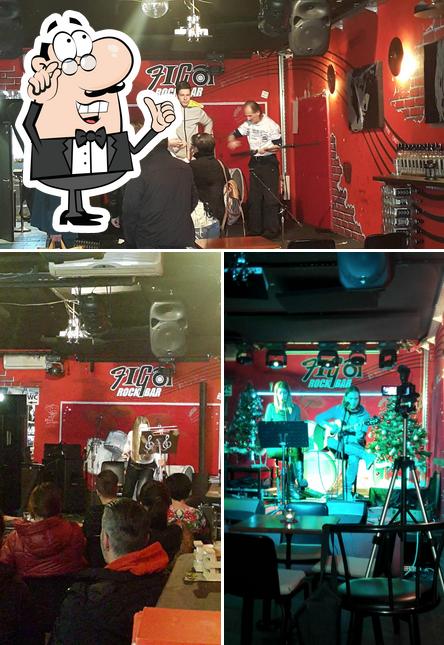 Dai un'occhiata agli interni di Figa Rock bar