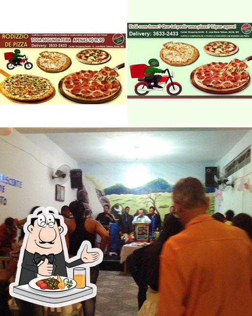 Entre diferentes coisas, comida e interior podem ser encontrados no Minas pizza Ibirité