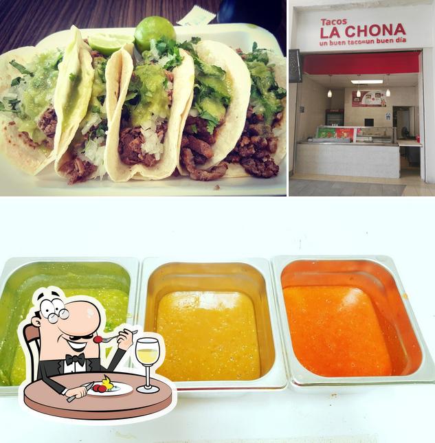 Comida en Tacos La Chona