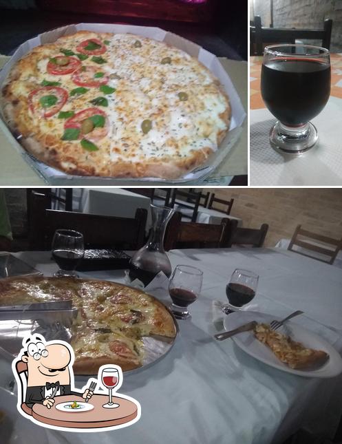 A comida e álcool do restaurante