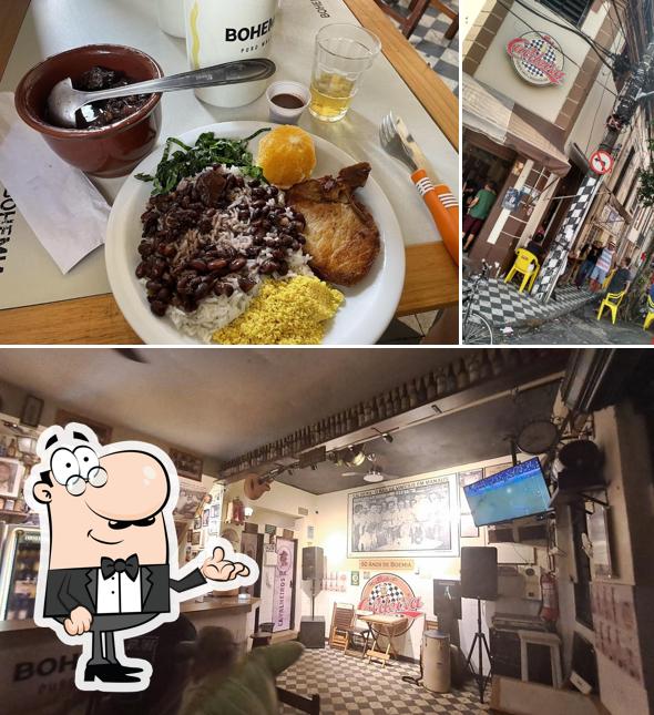 Sente em uma das mesas no Bar Caldeira